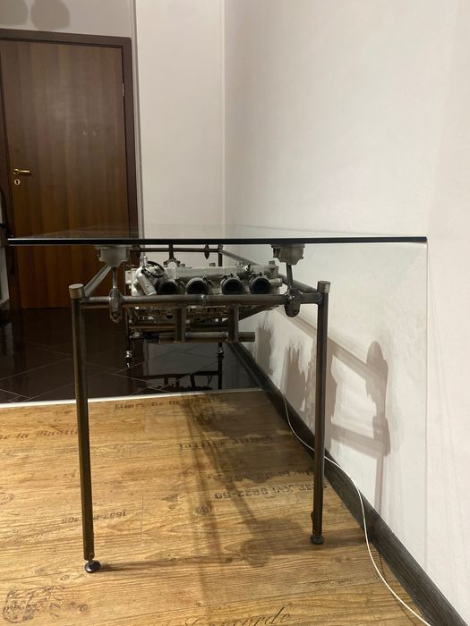 Уникална дизайнерска маса с автомобилен  двигател