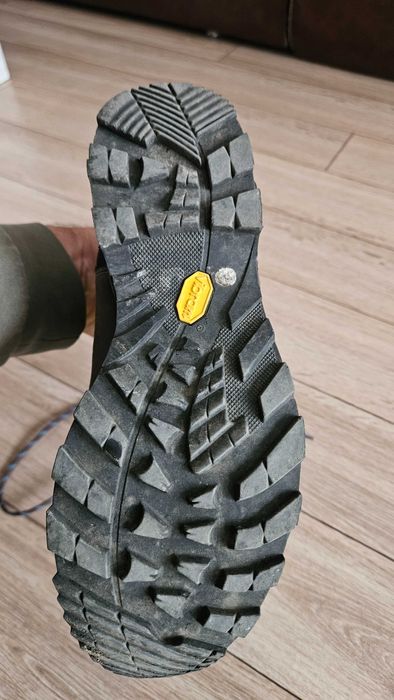 Продавам дамски обувки LOWA MAURIA GTX ws за планина , трекинг , лов .