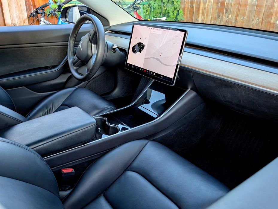 Tesla Model 3 SR+