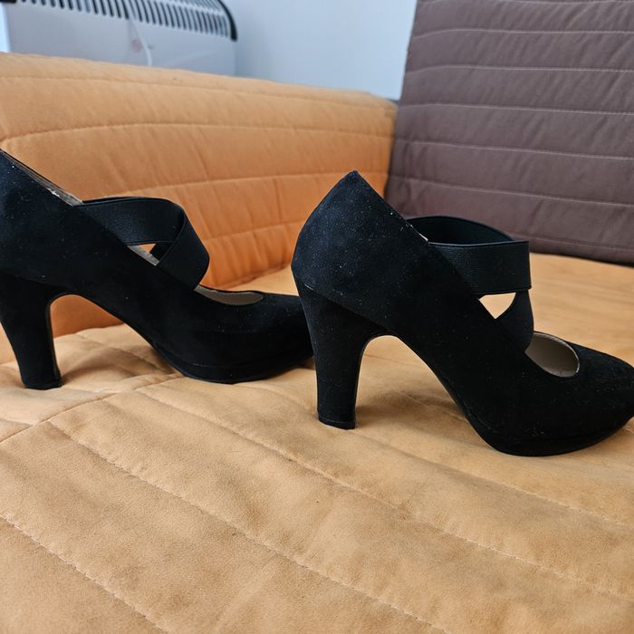 Чисто нови черни обувки, номер 35.