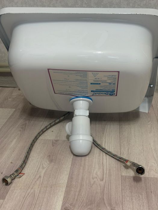 Раковина новая со сместителем