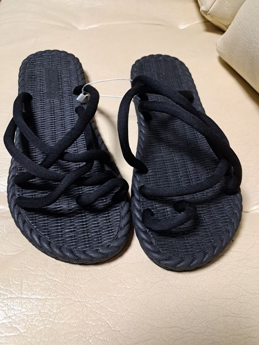 Продавач модерни мъжки чисто нови сандали номер 44