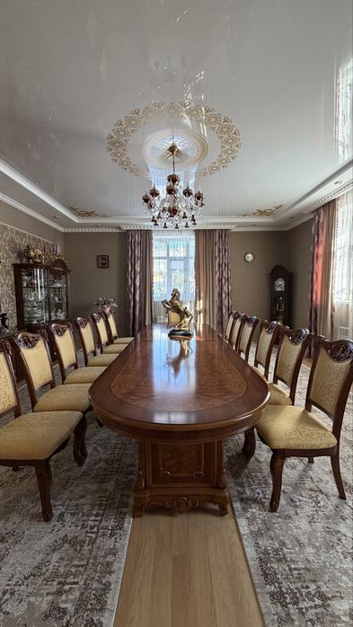 Мебель для гостиной. Диваны, стол