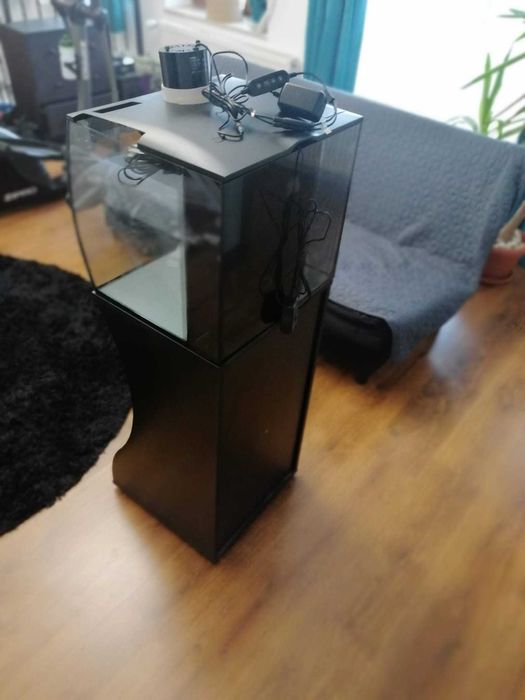 Nou, nefolosit! Acvariu Fluval 57 l forma arcuita, cu iluminare Led, filtru, pompa + Dulap inferior + Extra incalzitor, filtre