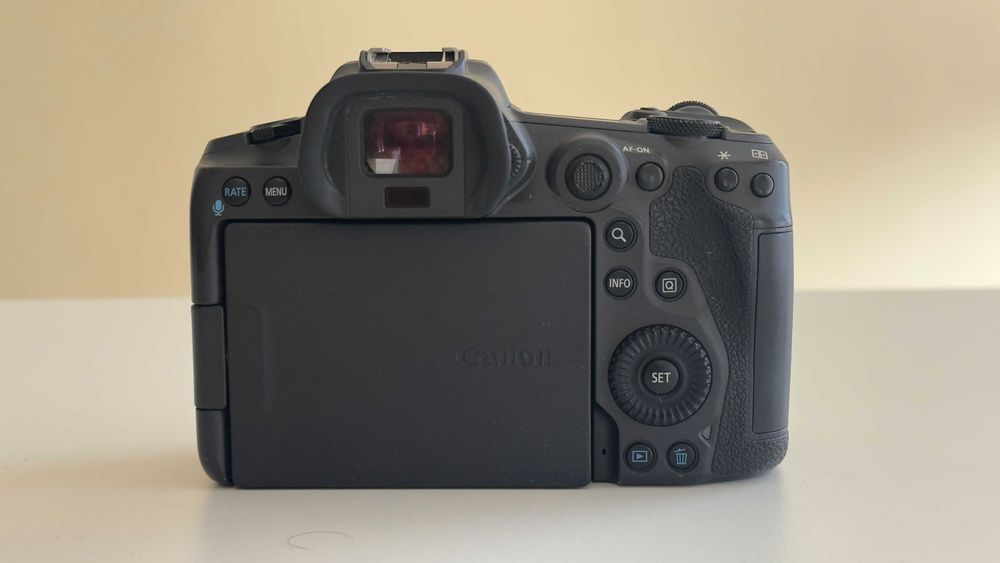 Фотоапарат Canon EOS R5 тяло с оригиналната батерия