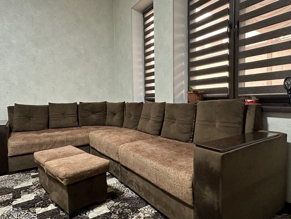 Угловой диван с пуфиками