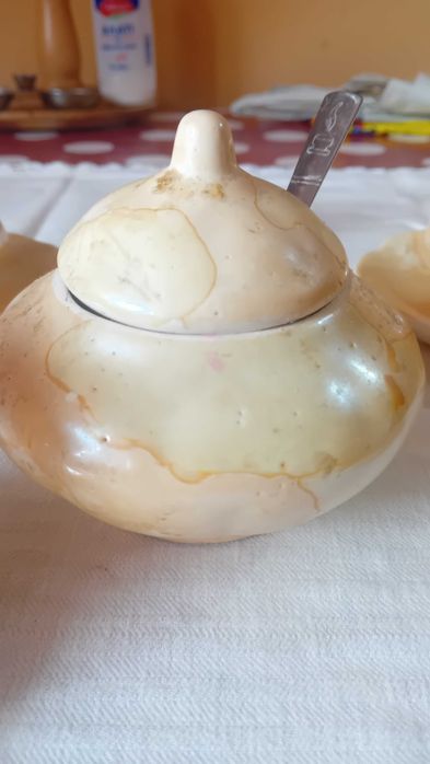Сервиз за кафе с шест чашки и захарница