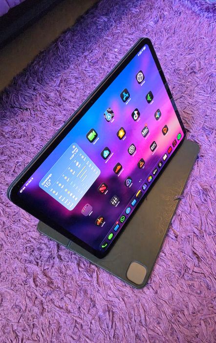iPad Pro M4 13 inch cu husa, tastatura si creion