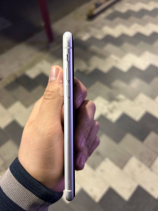 iPhone Xr oq tiniq ochilmagan