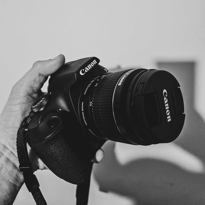 Фотоаппарат Canon EOS 2000d