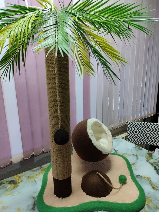 Лежанка для кошек с когтеточкой.