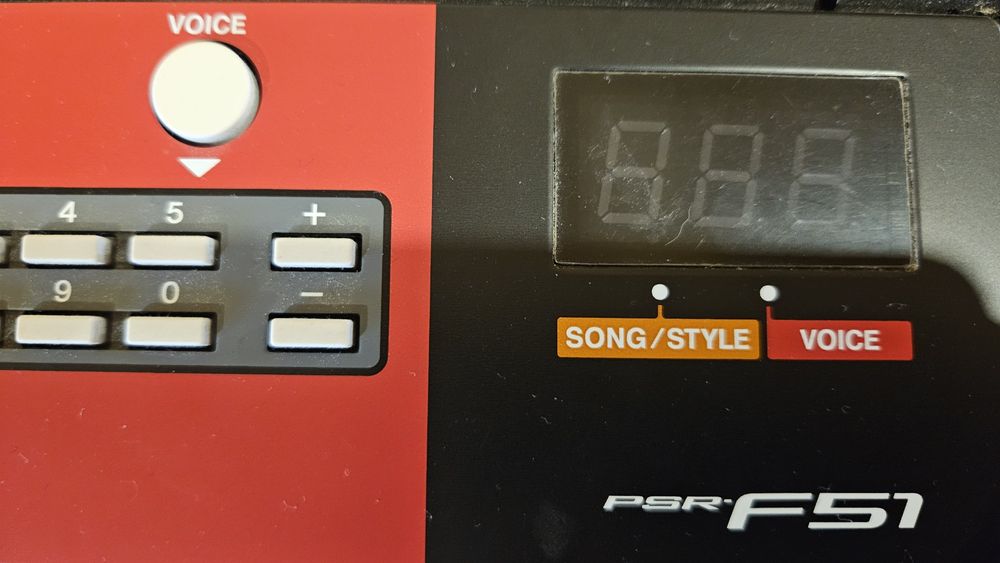 Pianina Yamaha PSR F51 cu suport.