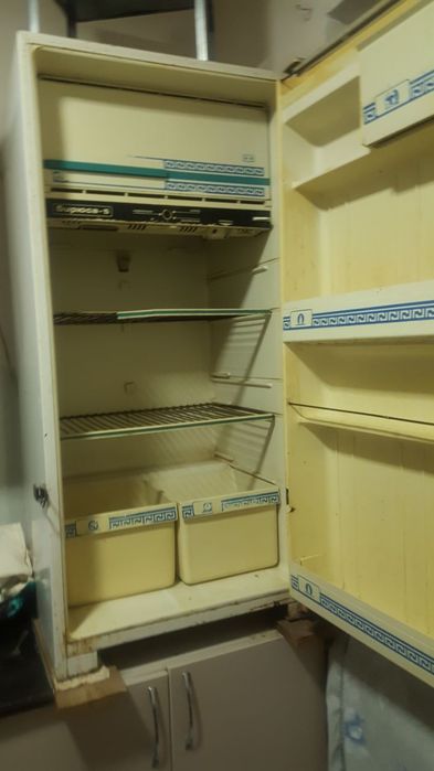 Бурюса-5 muzlatgichi tez va arzon sotiladi.