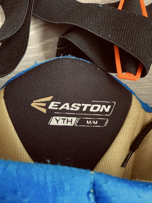 Хоккейный шлем и шорты