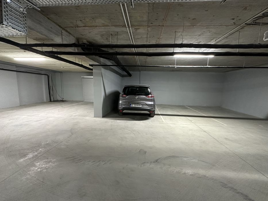 Inchiriez loc parcare subteran cu statie de incarcare auto