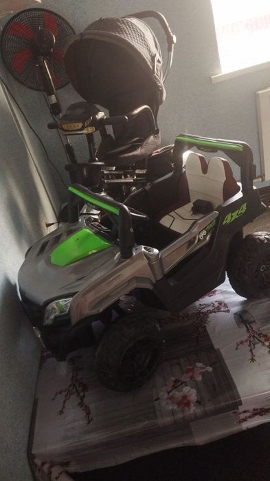 Bolalar uyinchoq mashinasi va kalyaska