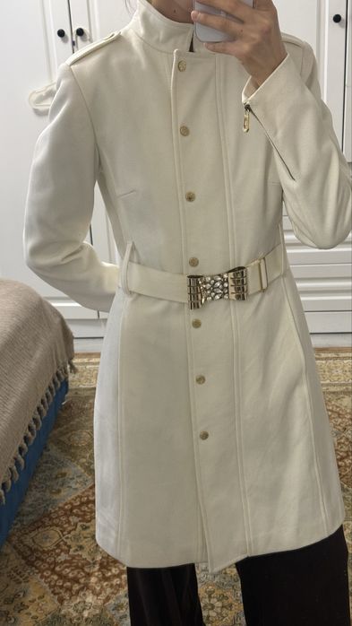 Пальто в бклом цвете