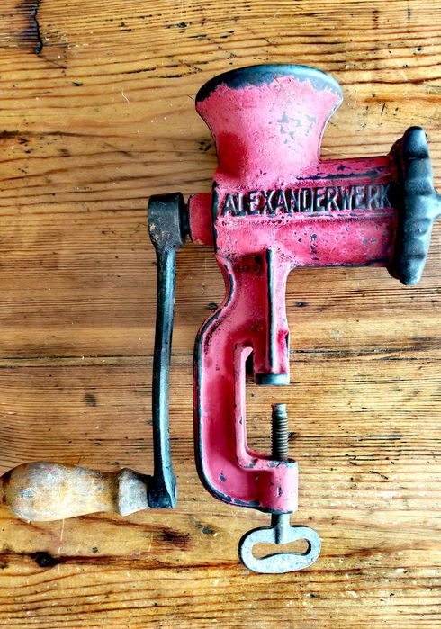 Антична ръчна  месомелачка модел номер 5 от 1910 - 1930 гд. 
Напълно о