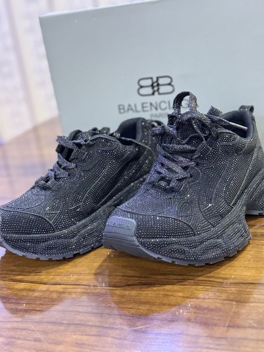 Срочно продам кроссовки новый