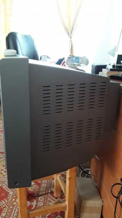 Televizor COLOR Clayton cu tub, are Teletext , diagonala 54 cm .