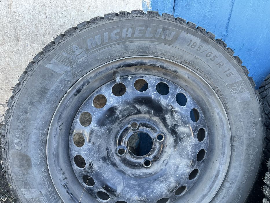 Автошины б/у в отличном состоянии  ,вместе с дисками, резина мягкая  .