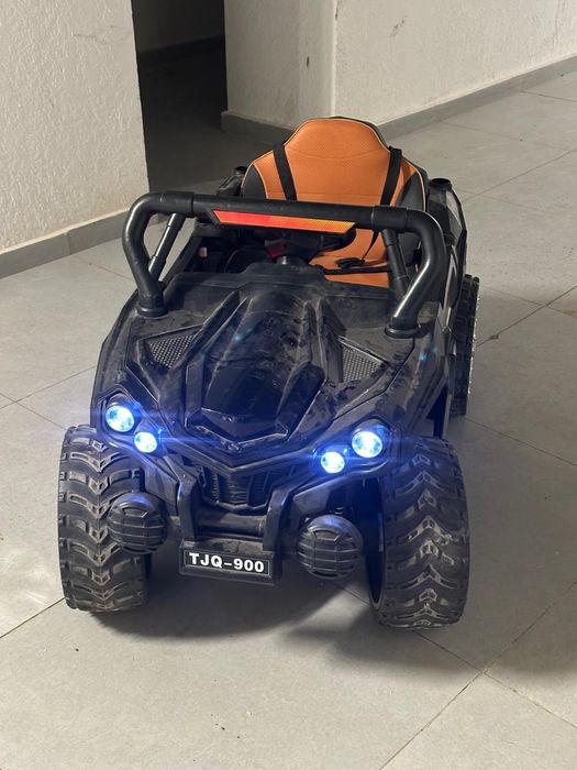 Машина детская кататся