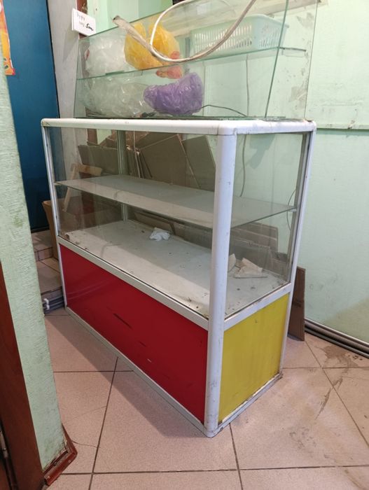 Продам две такие витрины