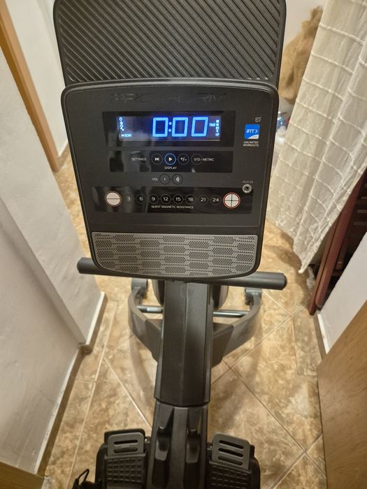 Simulator de vâslit ProForm – Nou, cu garanție (păcat să fie cuier!)