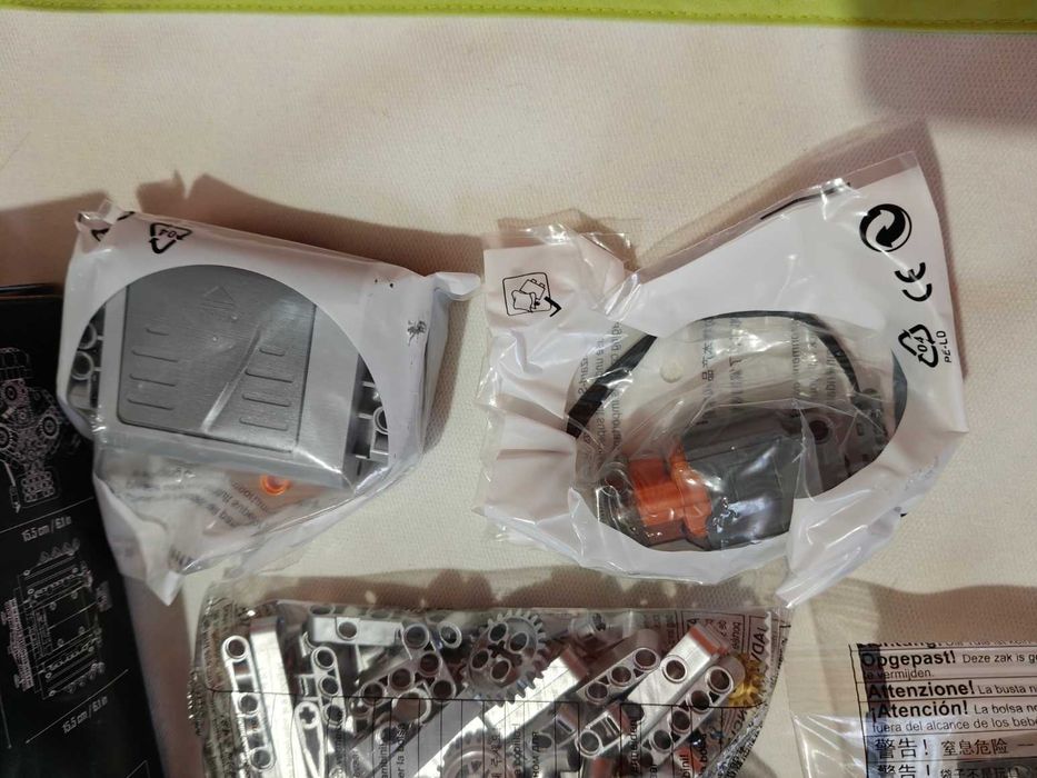 Set constructii motor V8 tip Lego 478 pcs Gisega electric