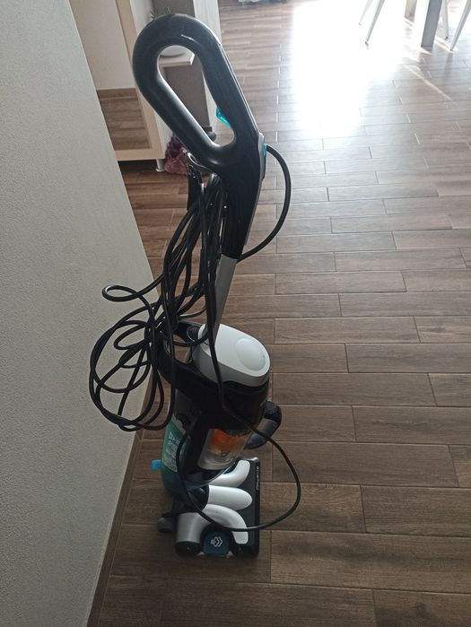 Aspirator vertical Rowenta cu mop