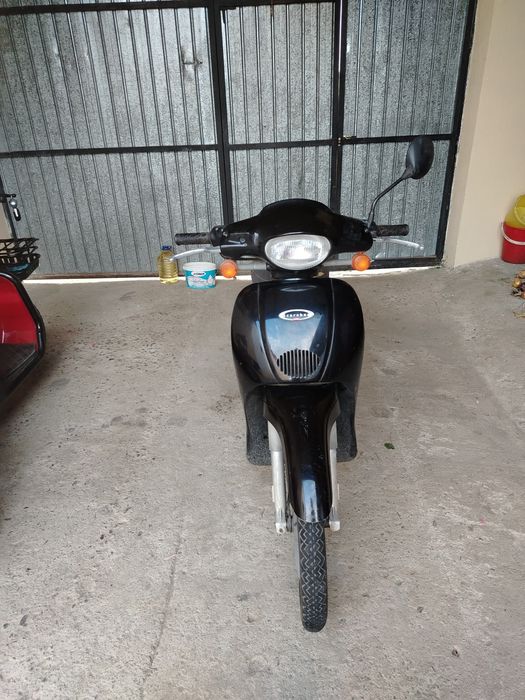 Vand scuter pe benzina