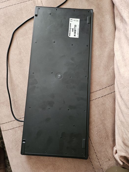 Tastatură cablu.