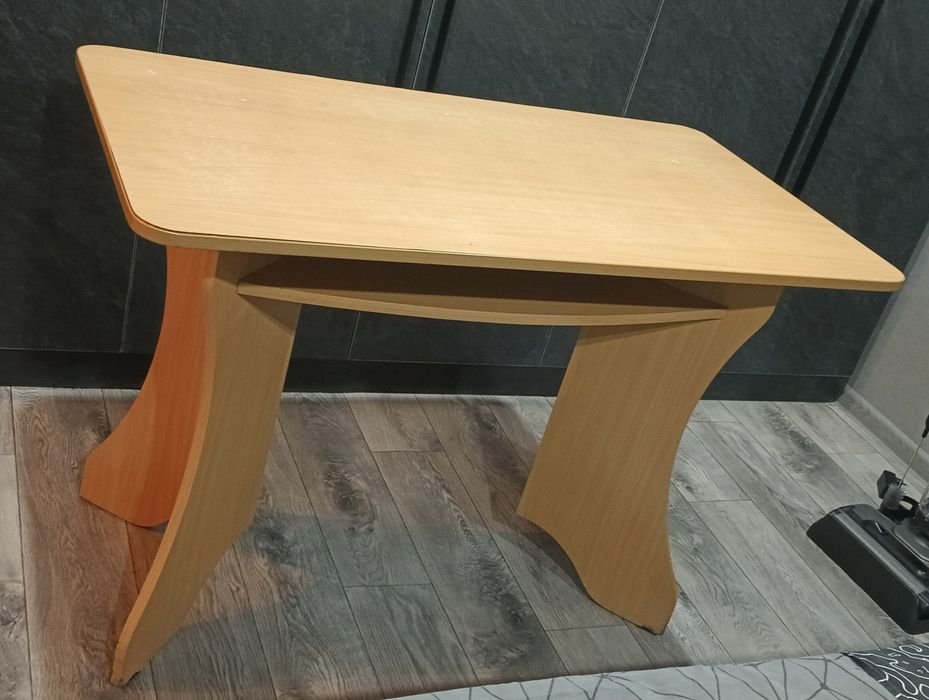 Продаётся б/у, кухонный стол