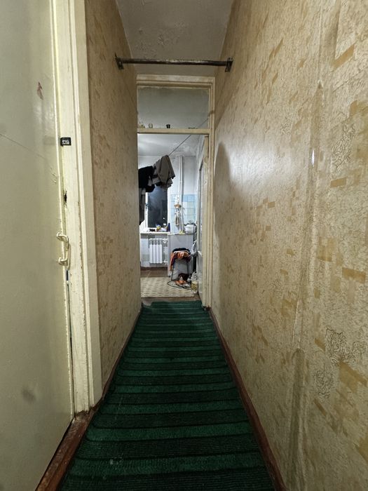 2 ком 2 этаж середина не по далеку от дороги!