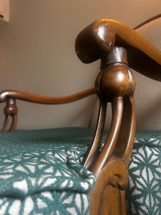 Кресла от масивна дървесина и антична холна маса