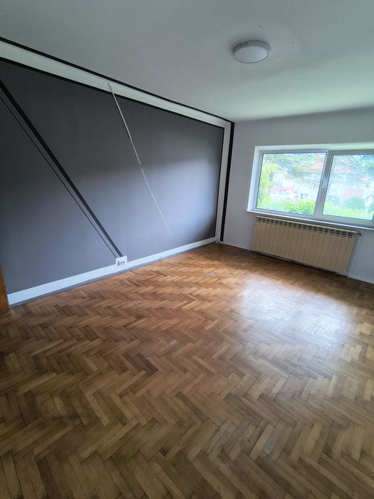 Închiriez apartament cu 3 camere