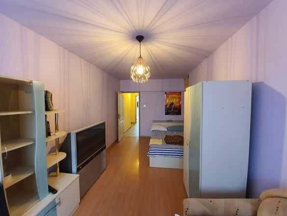 Дава се под наем Тристаен апартамент в Бургас, Център - 100 кв.м за 50 € - Снимка #1