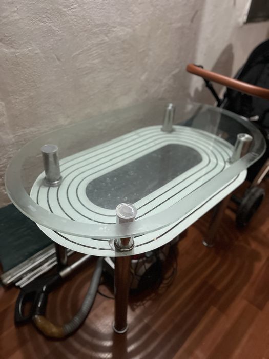 Продам стеклянный стол