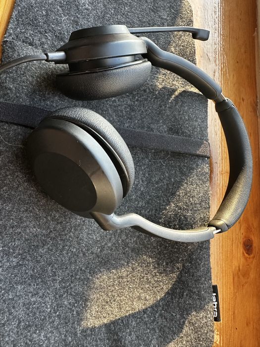 Căști Jabra Elite 45H cu fir, aproape noi, husă inclusă