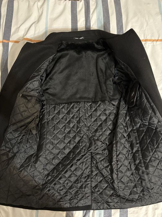 Черное пальто.