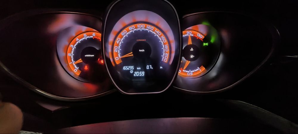 Lada vesta sw cross 1 qo'l minilgan. Kapotda kraska bor.