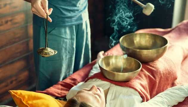 Masaj vibrational cu boluri tibetane