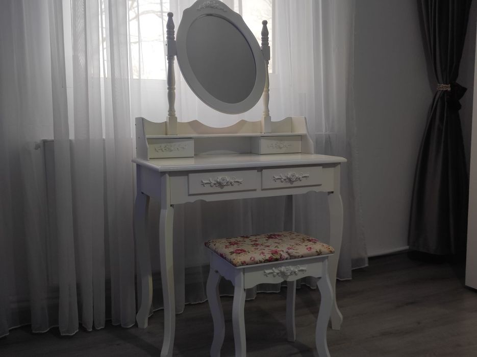 Vând masa de machiaj.