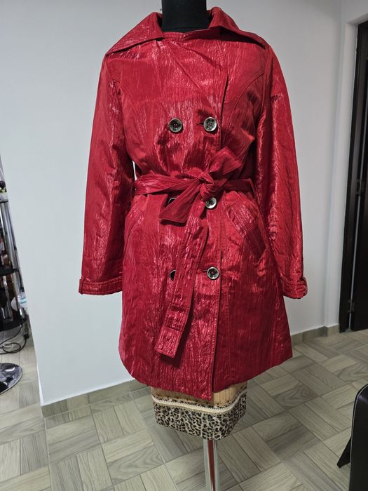 Trench rosu metalizat, inchidere dublu nasturi, cordon in talie;