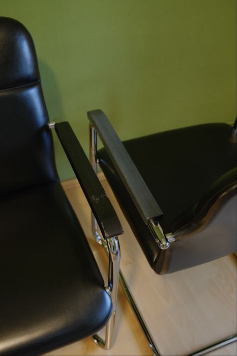 Pereche de Scaune Cantilever din Piele Thonet – Originale