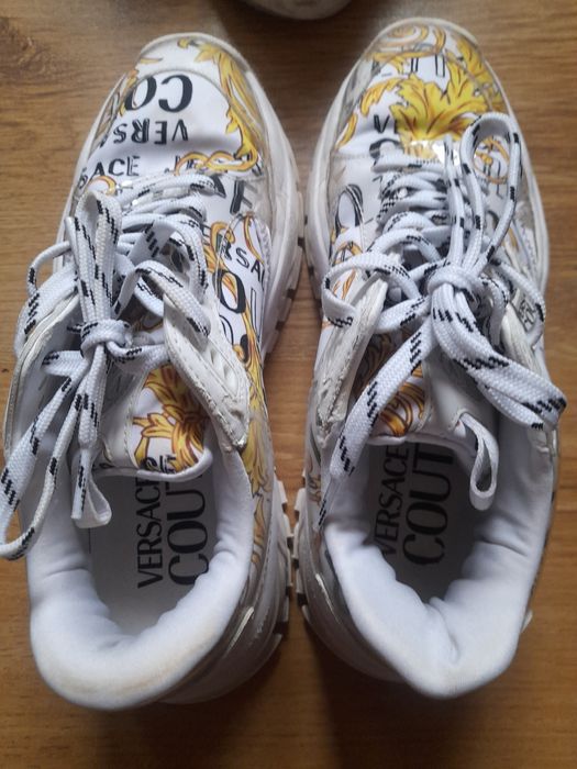 Продавам три чифта обувки втора употреба в комплект