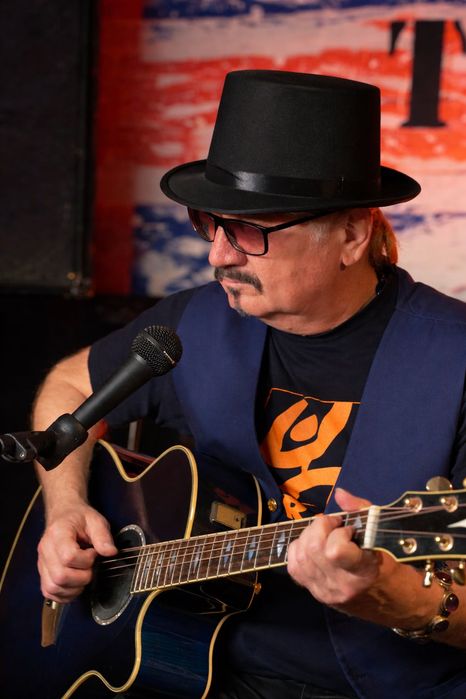 Гитарист певец на ваш праздник.