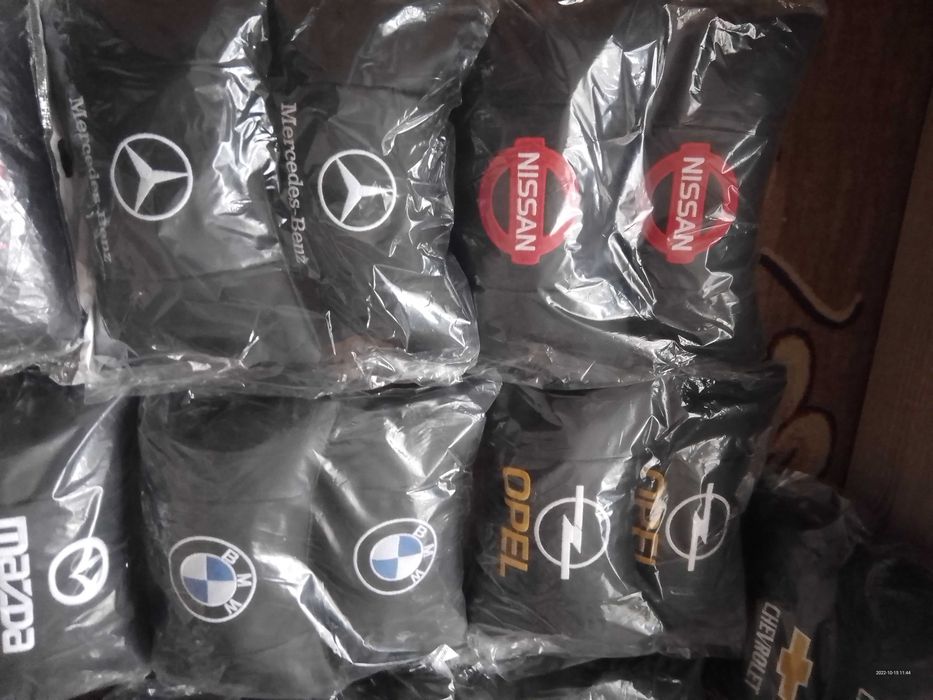 2 броя еко кожени меки възглавнички с бродиран надпис + подарък