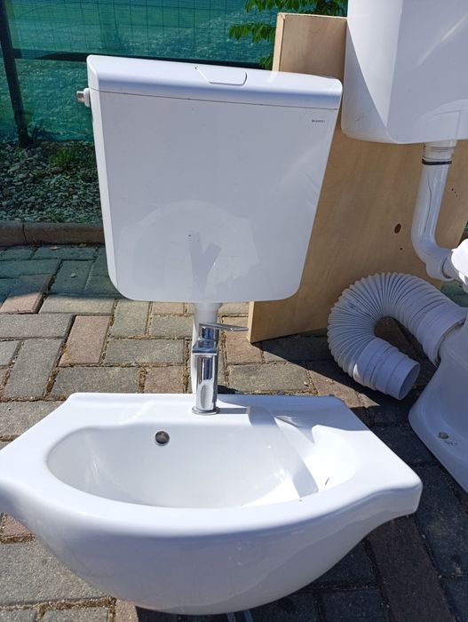 Vând wc două bazine două chiuvete mască chiuvetă cu sertare și cadă baie fară zgârieturi sau îngălbenite Menționez că totul se află pe v Avrigului