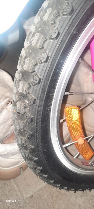 Велосипед 16 цола с помощни колела , с каска.